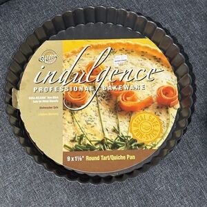 Wilton Indulgence 9” Non-Stick Round Tart Pan - Black